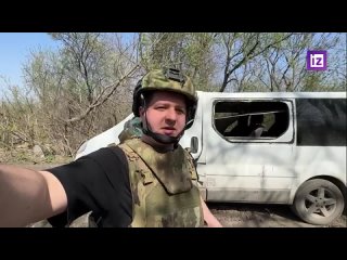 Корреспондент Известий показал, как выглядит автобус, на который упал украинский снаряд
