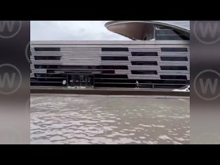 Гнев Земли Наводнение пришло за вороватыми чиновниками даже в Дубаи!