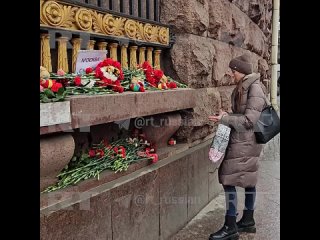 В Петербурге несут цветы к стихийному мемориалу на станции метро Технологический институт
