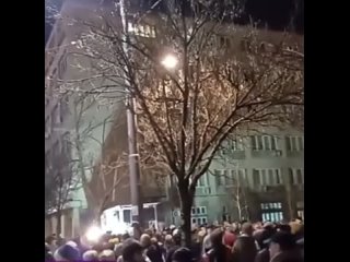 🇷🇸 ️L’opposition pro-occidentale a de nouveau fait descendre plusieurs milliers de personnes dans les rues de Belgrade - les man