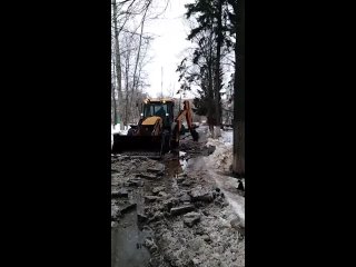 Трактор устал. Целый день глыбы льда с дорожек убирал) Вот это зима была в Ступино!