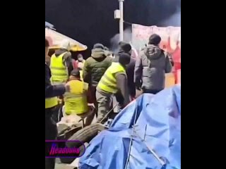 Протестующие поляки выстебывают украинцев, врубая для них сирену прямо на границе — «добрые соседи» в очередной раз показывают н