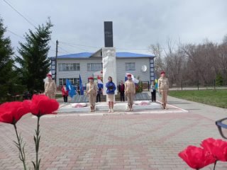Возложение цветов в память о геноциде советского народа.
