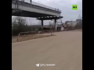 Один человек погиб, двое пострадали при крушении моста в Вязьме, сообщили RT в МЧС по Смоленской области