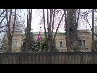 На территории посольства Украины в Москве вывесили российский флаг и Знамя Победы.
