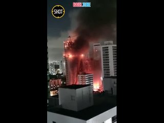 Мощный пожар охватил небоскрёб в бразильском городе Ресифи