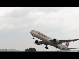 Боинг 777 авиакомпании Qatar Airways взлетает из аэропорта Пхукет.