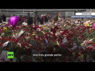 🇷🇺  Attentat du Crocus City Hall : les Russes continuent de déposer des fleurs devant le bâtiment