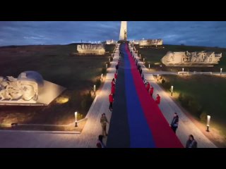 Дорога длиною в 10 лет: В честь десятилетия провозглашения ДНР на Саур-Могиле развернули 200-метровый флаг