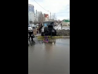 Водитель за рулем “Гелендвагена“ объезжал пробку по тротуару в Барнауле