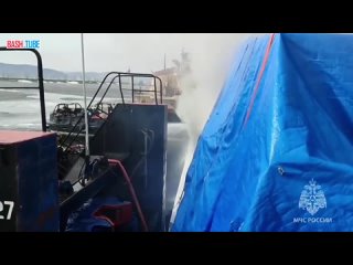 🇷🇺 В Самарской области сотрудники МЧС России ликвидируют пожар на судне