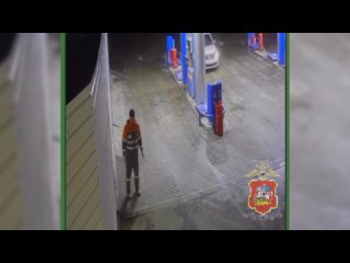 Грабитель устроил фейерверк на автозаправочной станции в Чехове - бросил петарду, помахал пестиком и похитил 85 тысяч рублей