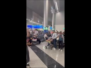 Россияне бунтуют в аэропорту Дубая — они не могут вылететь домой третьи сутки.