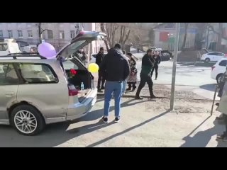 Во Владивостоке горячие уличные торговцы не поделили торговую точку для продажи тюльпанов и устроили драку.