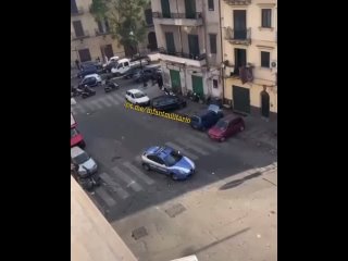 Мигранты вынудили отступить нарял итальянских полицейских, завалив их мусором