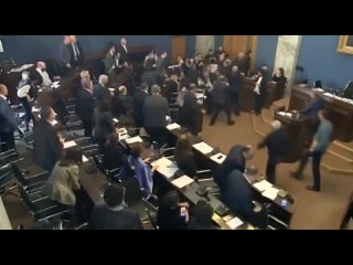 No parlamento da Gergia, ocorreu uma pancadaria durante a discusso de uma lei controversa sobre agentes estrangeiros