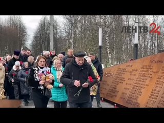 Губернатор Ленинградской области Александр Дрозденко вместе с жителями региона возложил цветы у мемориала на Румболовской горе в