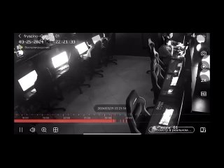 В Подмосковье во Фрязино мужчина с ножом забежал в компьютерный клуб и начал резать людей. До этого пырнул ещё одного около пивн