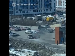 Наша подписчица поделилась видео, где видно, как загорается автомобиль на Широкой Речке