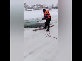 Грузовик ушел под лед