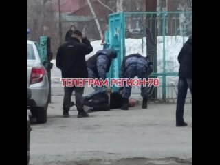 Росгвардейцы задержали неадекватного мужчину на территории школы №44