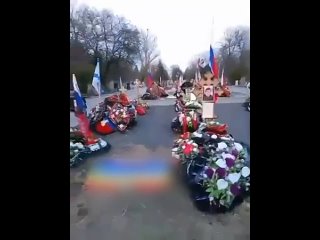 В Ростове неизвестные разложили радужные флаги рядом с могилами погибших на СВО 

Теперь их разыскивает полиция — по подозрению