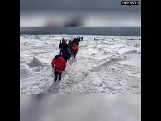 В Охотском море завершена масштабная спасательная операция по эвакуации более 80-ти рыбаков с отко