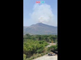 🇻🇪 Лесной пожар разгорается на горе Монте-Эль-Кафе в Валенсии, Карабобо, Венесуэла, на фоне температуры 37°C в тени