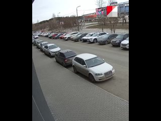 В Челябинске пьяная 19-летняя девушка на Porsche Cayenne протаранила 10 автомобилей на парковке элитного ЖК «Манхэттен».