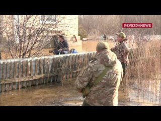 Из-за бурного потока реки Урал в Орске получается настоящий водопад, вода разливается со всех сторон и продолжает топить многокв