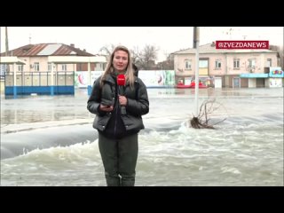 Из-за бурного потока реки Урал в Орске получается настоящий водопад