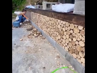 Отделка стены спилами дерева
