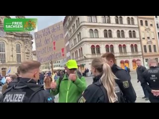 Hitlergre bei Pegida in Dresden