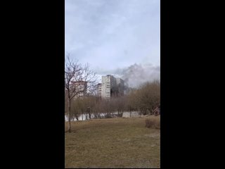 Загорелась многоэтажка на Озерной улице в Москве. Несколько жильцов оказались заблокированы в лифте и на лестничной клетке из-за