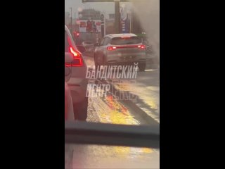 В Екатеринбурге автохам на белом Chery объехал пробку по тротуару