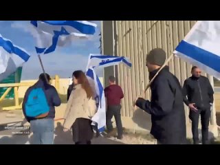 Por tercer da consecutivo, los colonos israeles se renen en el cruce fronterizo de Karm Abu Salem para impedir que camiones c