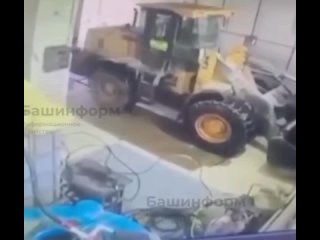 Шокирующий случай произошёл в Уфе: там на автомойке автопогрузчик ковшом отрубил ноги девушке