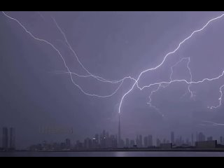 ♨️ Страшно красиво: мощная молния в Дубае во время сил