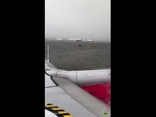 Aviones 'nadan' sobre las pistas del aeropuerto de Dubi, inundado por fuertes lluvias