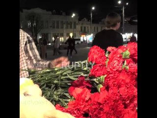 В Симферополе прошла акция в память о погибших в «Крокусе»: крымчане возложили цветы к стихийному мемориалу и зажгли свечи