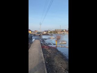 ⚡️В посёлке «Иртышский» из-за подтопления улиц местным жителям пришлось оставлять свои автомобили на обочине и добираться домой
