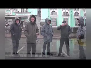 90-е на Омском ЖД Вокзале \ Бомбилы \ в Омске Казахстанские бандиты на красной камри прессуют таксистов на жд вокзале