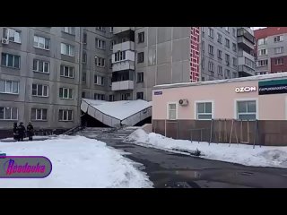 В Челябинске козырек дома рухнул и чуть не убил женщину — обрушение случилось из-за нечищеного снега, скопившегося на... (видео)