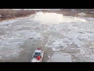 Специалисты МЧС России в ожидании пика паводка в Курганской области ослабляют ледовое поле, а также обустраивают временные дамбы