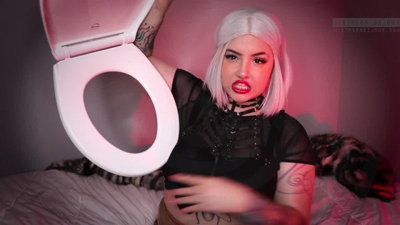 Miss Bijoux Toilet Slave