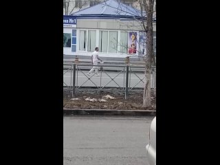 Оренбургский Макгрерор Димка продолжает барагозить на проезжей части на пр.Дзержинского (видео от 8 апреля)