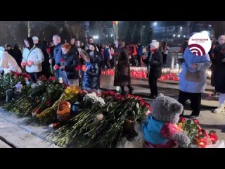 В знак скорби по погибшим на Фонтанной площади, у стихийного мемориала, выложили надпись из свечей. «Крокус. Скорбим»