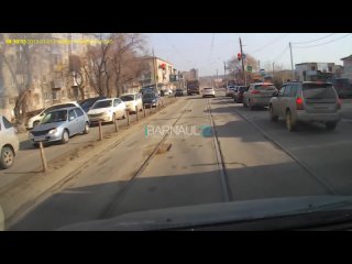 В 3 ряда едут по встречке на Челюскинцев