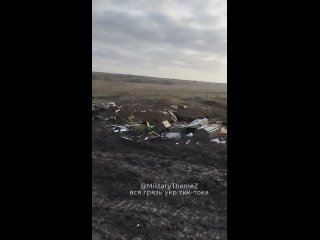 Un vehculo blindado ingls Husky destruido cerca de un lugar de aterrizaje ucraniano roto en algn lugar de #Zaporozhye