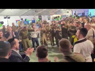 Бывший госсекретарь США и директор ЦРУ Майк Помпео танцует с израильскими солдатами близ границы с сектором Газа.